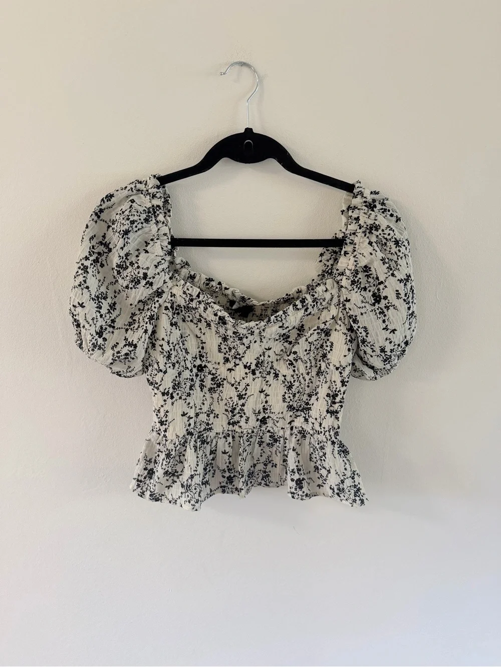 Lulu's Black & White Floral Puff-Sleeve Smocked Peplum Top